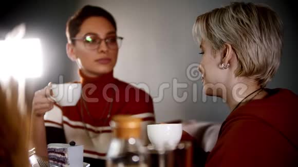 美女们一起喝咖啡聊天视频的预览图