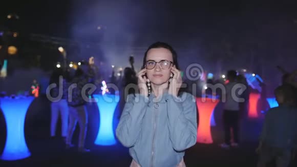 戴眼镜的女人在迪斯科舞会上跳舞跳舞的人迪斯科灯和烟视频的预览图