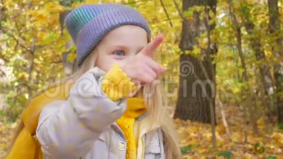 秋天公园里的小女孩微笑视频的预览图