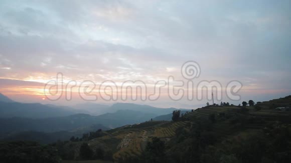 日落日出时美丽的尼泊尔水稻梯田景观山山乡村景观视频的预览图