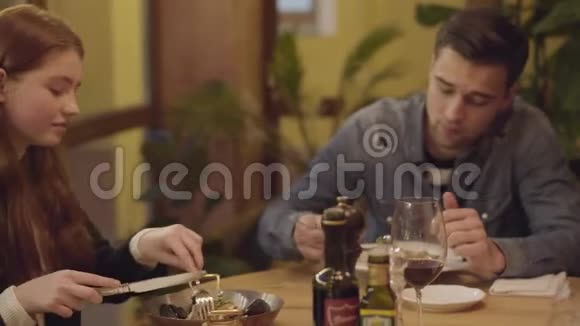 有魅力的年轻男女在一家昂贵的餐馆约会朋友晚餐吃美味的美食视频的预览图