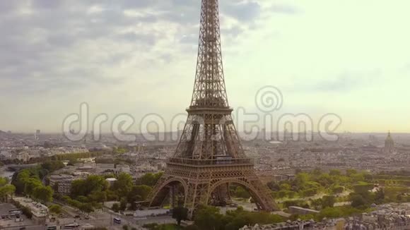 巴黎法国五月2019年空中无人机历史市中心和埃菲尔铁塔的视图视频的预览图