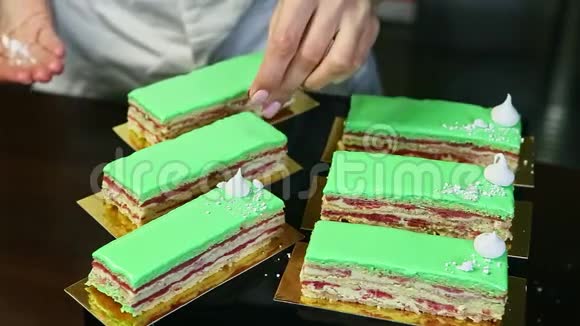 用糖果双手装饰分层蛋糕片的工艺视频的预览图