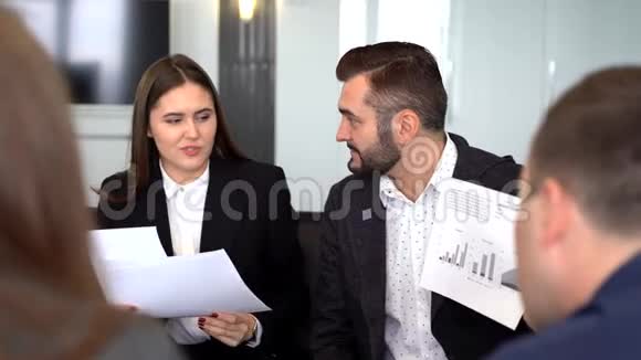 商务人员与一名合伙人一名女孩在办公室交谈商务伙伴查看销售时间表视频的预览图