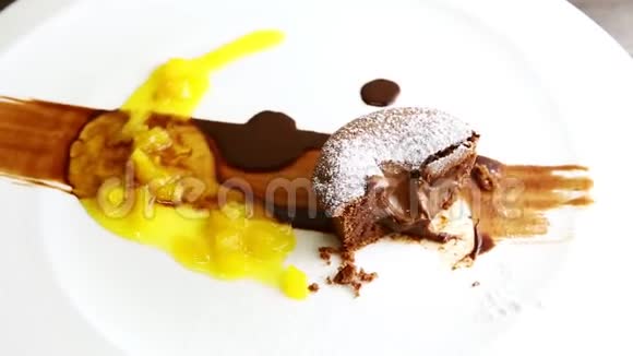 顶部特写一半巧克力蛋糕甜点在盘子上旋转视频的预览图