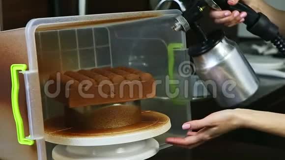 用液体巧克力覆盖的过程时髦的形状奶油慕斯蛋糕视频的预览图
