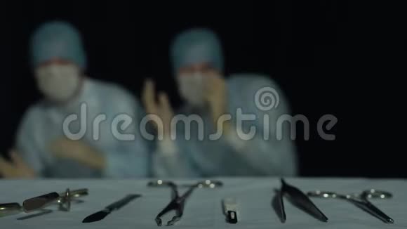 外科医生在医院手术前后跳舞滑稽可笑的情景专注于外科视频的预览图