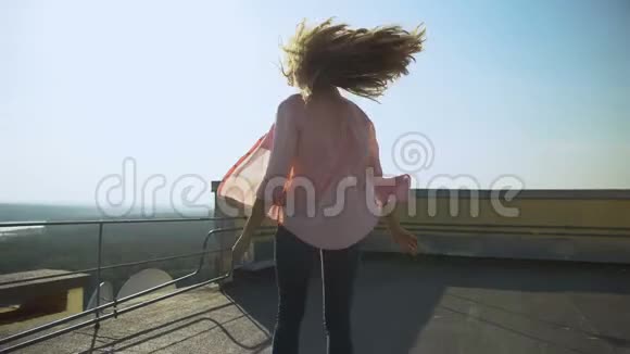 粗心的年轻女子在屋顶上跳舞玩得开心庆祝生活快乐视频的预览图