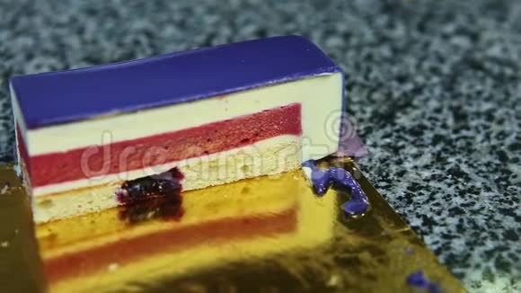 在紫罗兰色的芝士蛋糕中加入红色浆果果冻视频的预览图
