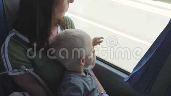 阳光明媚的日子里年轻的母亲和小儿子坐公共汽车旅游旅游家庭观念视频的预览图