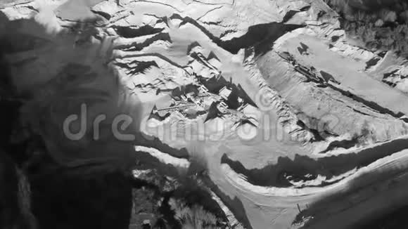 露天砂矿的空中景观视频的预览图