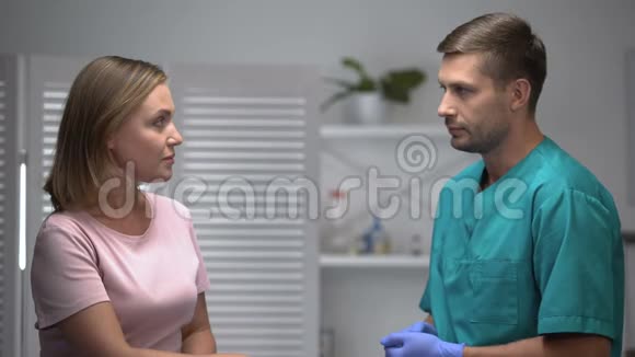 善良的男医生告诉坏诊断使女病人心烦医学视频的预览图