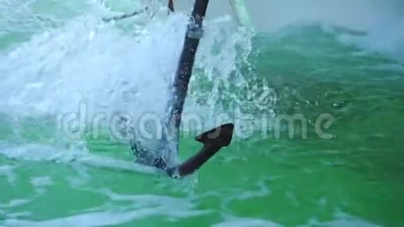 移动摩托艇在海面滑动的锚的详细视图快艇漂浮在海上飞溅水晶视频的预览图