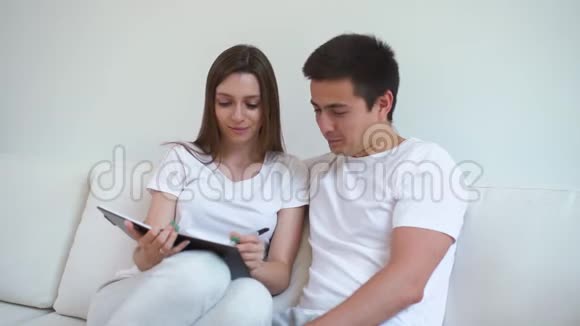 男男女女坐在白色柔软的沙发上讨论未来的共同计划视频的预览图