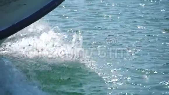 移动摩托艇船头的详细视图快速游艇漂浮在海面上溅起平静的水面靠近船头视频的预览图