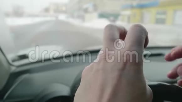 把人的手放方向盘上手指的位置正在改变司机驾驶时的习惯模糊的视频的预览图