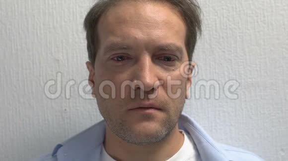 忧郁的男人脸的特写眼睛里含着泪水情绪疲惫倦怠视频的预览图