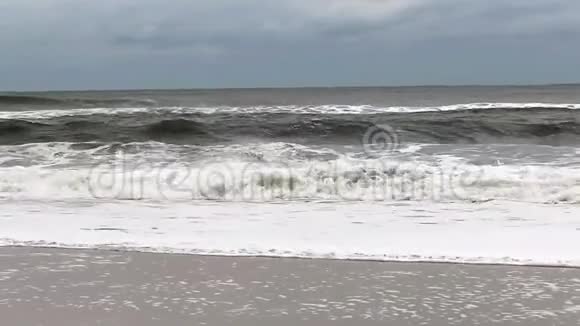 美国纽约长岛海岸大风天的巨浪视频的预览图