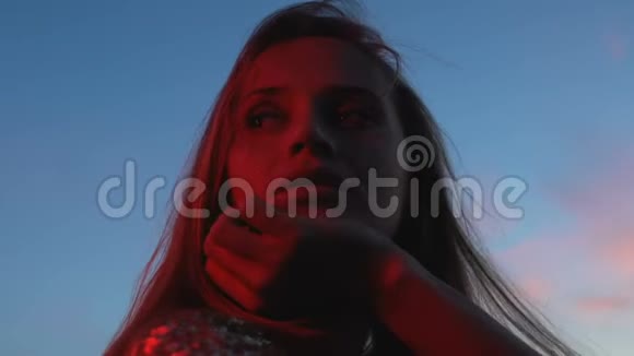 伤心孤独的女人在阳台上欣赏夜空冲突分手视频的预览图