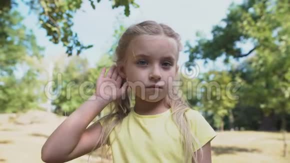女孩摸耳朵偷听流言蜚语问题耳聋视频的预览图