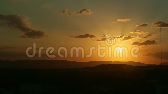 在金色的夕阳中放大小太阳和光线穿过乌云视频的预览图