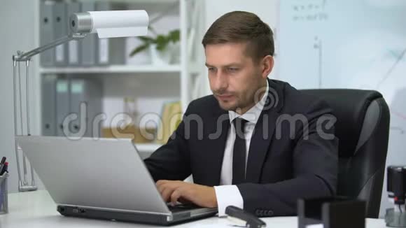 严肃的商务人士在笔记本电脑上打字突然感到心头剧痛视频的预览图
