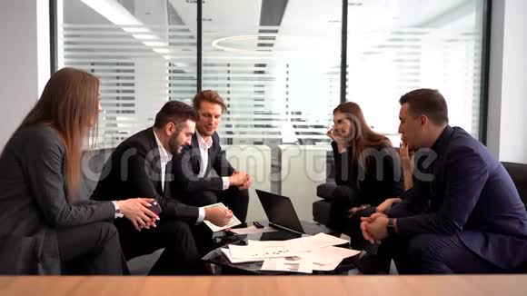 商务人员会议交流讨论工作办公室理念视频的预览图