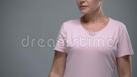 肘关节疼痛关节发炎抽筋的妇女视频的预览图