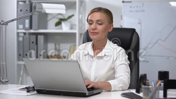 女老板用手提电脑按摩太阳穴头痛工作压力大视频的预览图