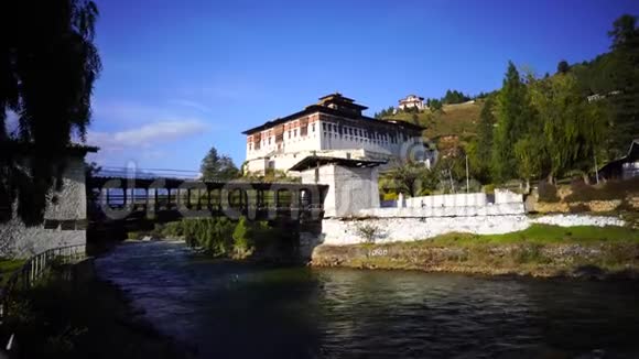 不丹山谷中的宗庙和宗教祈祷旗视频的预览图