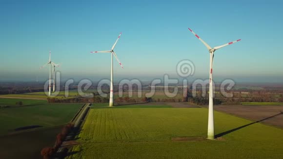 四台在农业景观中旋转的风力涡轮机视频的预览图