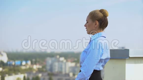 担心商务女性在室外办公室露台上思考问题压力大视频的预览图