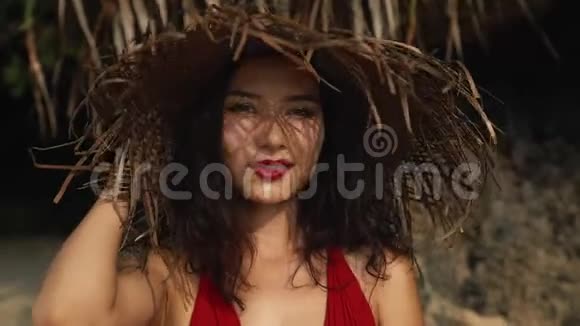在炎热的夏天年轻的混血女人躯干上有伤疤戴着帽子微笑的肖像美容旅游时尚视频的预览图