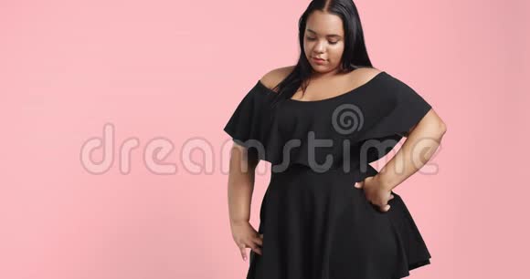 性感加码黑色模特可爱的裙子视频的预览图