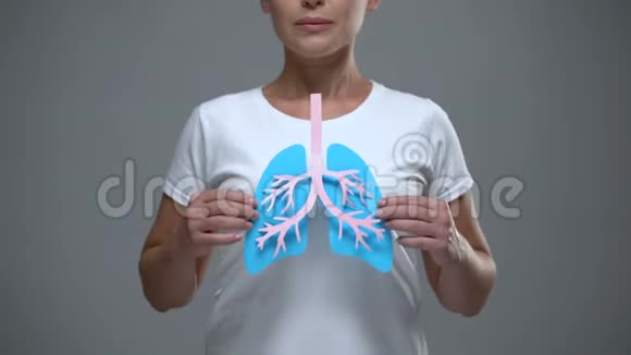 女士持纸肺征预防癌症和结核病医疗保健视频的预览图