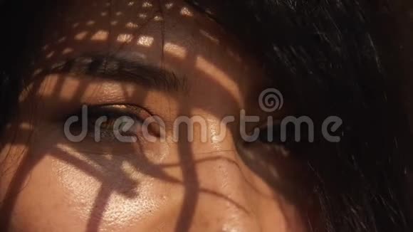 穿着斯劳帽的亚洲女人性感慵懒的样子美丽的女人的眼睛特写美女少数民族肖像视频的预览图