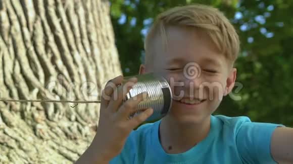 男生通过电话交流孩子们在一起玩视频的预览图