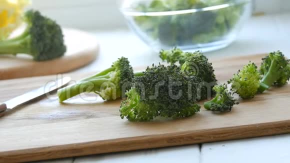 在厨房的餐板上切生的新鲜绿色西兰花白菜用刀煮切菜素食视频的预览图