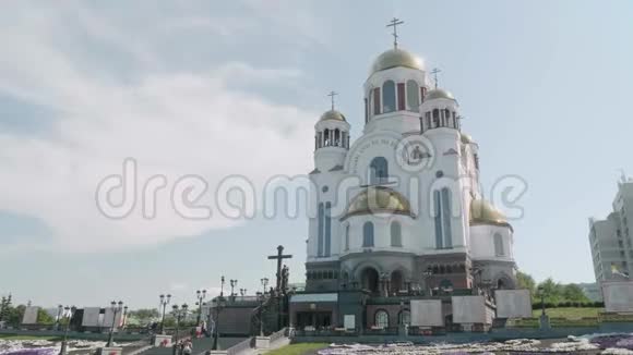 从底部看埃卡捷琳堡山上的白色东正教教堂背景是多云的天空有血的神庙教会视频的预览图