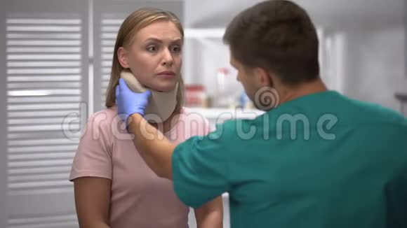 矫形师检查女性泡沫颈领位置告知诊断视频的预览图