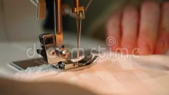 把没有重点的女人的手缝缝纫机上部分带针缝纫机重点关注视频的预览图