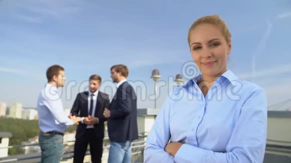 成功的女老板在户外的镜头中微笑男同事的背景视频的预览图