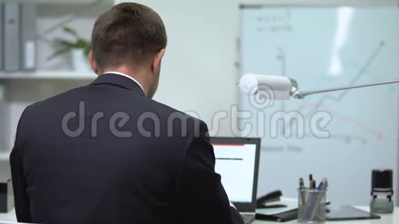 员工在使用笔记本电脑时颈部疼痛健康问题紧张视频的预览图