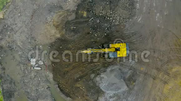 挖掘机拖拉机上毛虫在基坑施工期间进行建筑物基础挖高空顶部v视频的预览图
