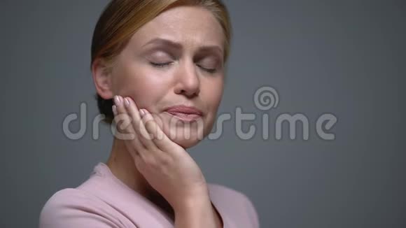 患有牙痛敏感牙龈牙周病的悲伤妇女视频的预览图