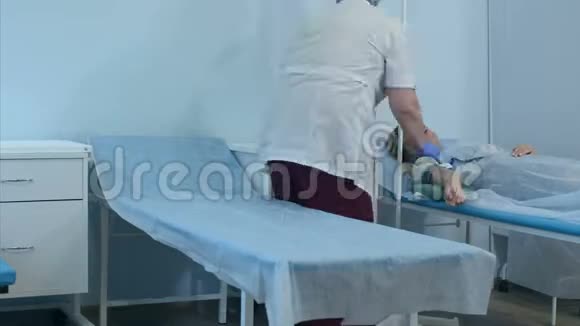 两名女病人躺在医院病房的病床上由两名医生检查视频的预览图