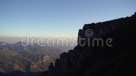 美丽的日落日出在蒙特塞拉特西班牙与强大的山脉和悬崖再照明处视频的预览图