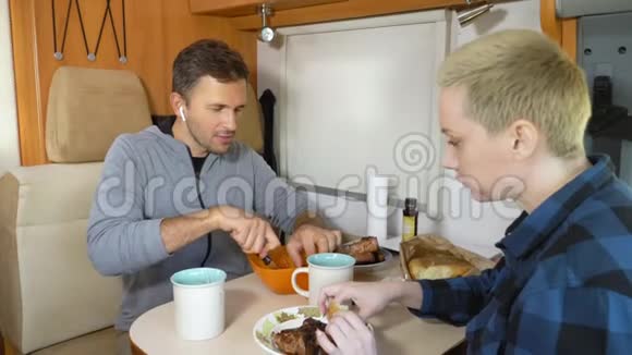 男人和女人在汽车旅馆的桌子上吃肉视频的预览图