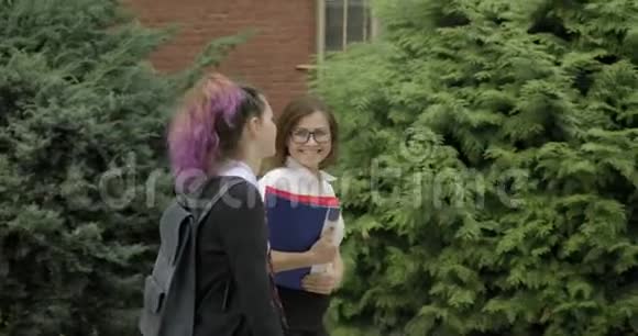 女老师和女青少年高中生散步视频的预览图