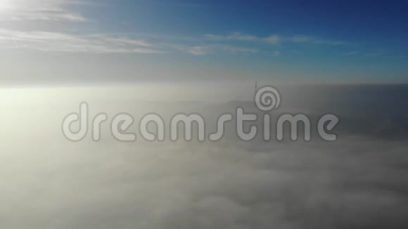 飞过云层清晨无人机拍摄的视频城市上空的烟雾看看城市电视塔实时视频的预览图